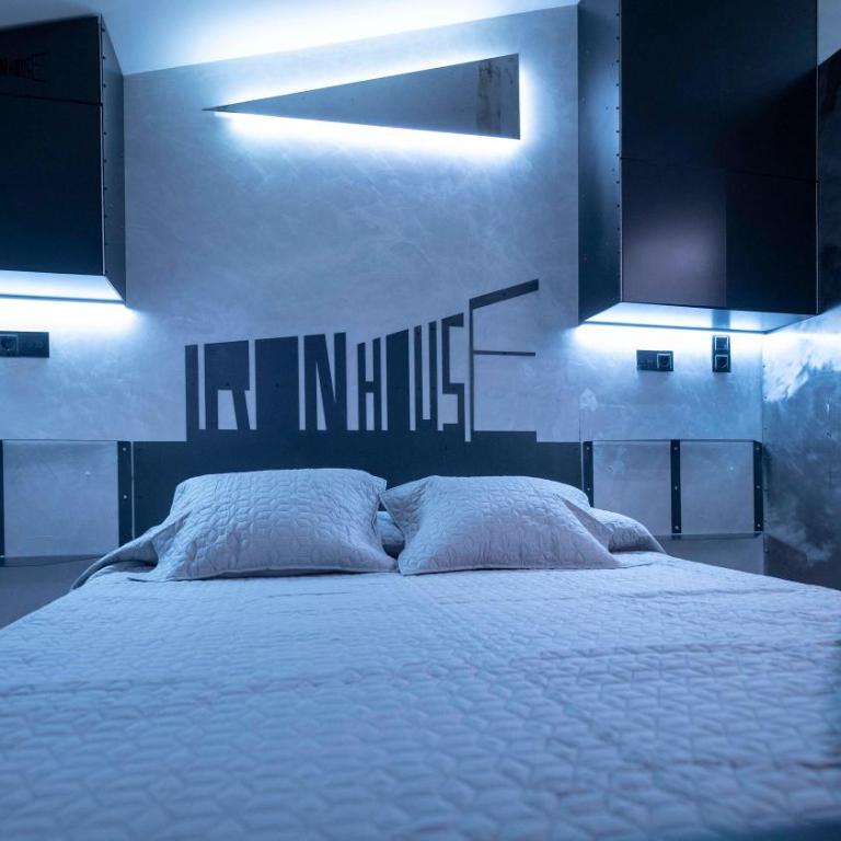 Iron House - Penthouse with Bathtub in Golden Mile & Roman Bridge - One-Bedroom Apartment - 59