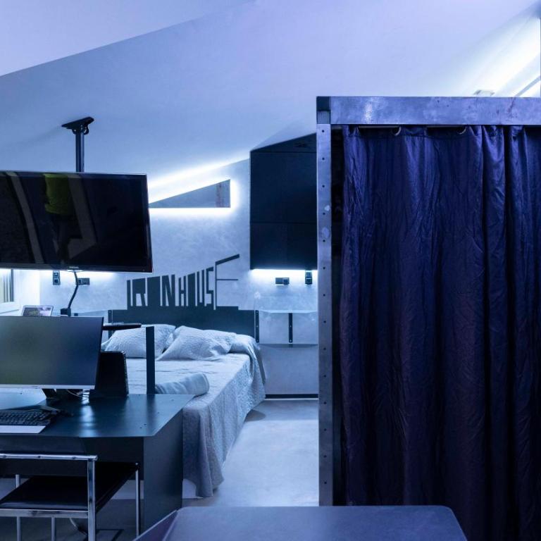 Iron House - Penthouse with Bathtub in Golden Mile & Roman Bridge - One-Bedroom Apartment - 61
