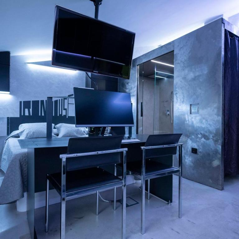 Iron House - Penthouse with Bathtub in Golden Mile & Roman Bridge - One-Bedroom Apartment - 62
