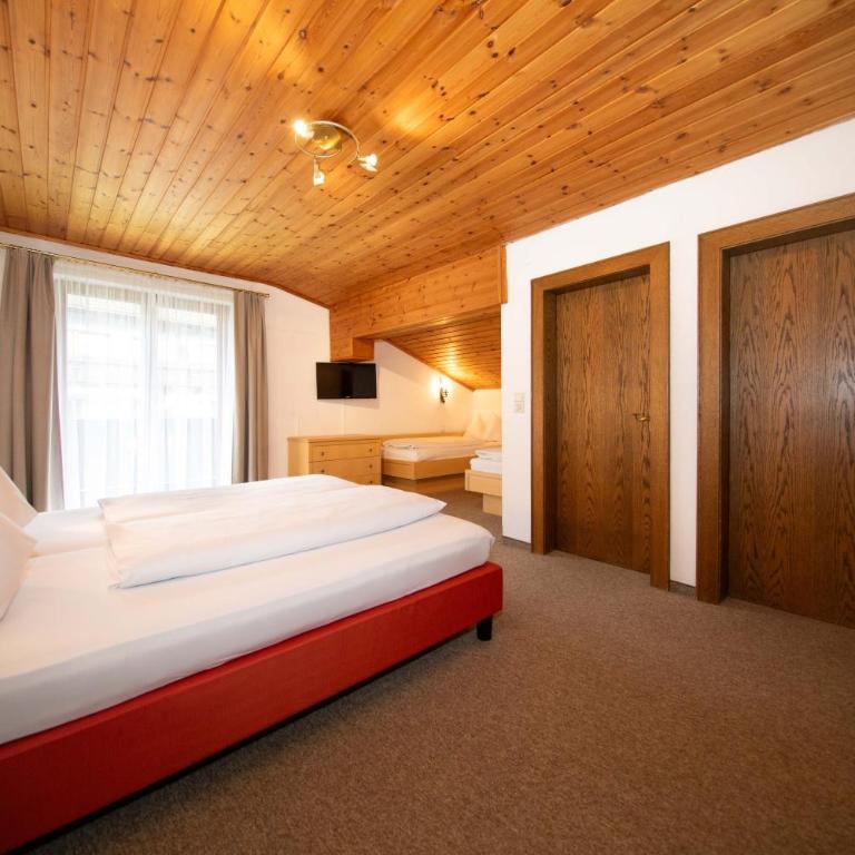 Pension Mozart - Vierbettzimmer mit Balkon - 7