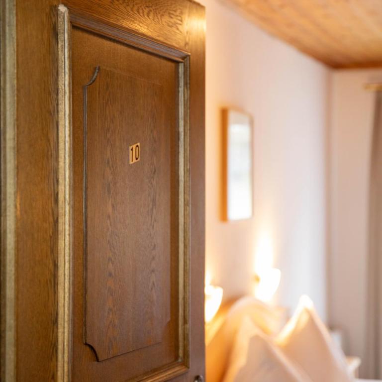 Pension Mozart - Vierbettzimmer mit Balkon - 10