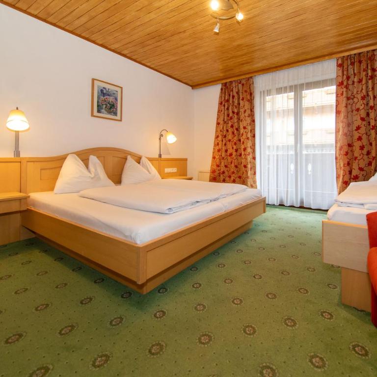 Pension Mozart - Dreibettzimmer mit Balkon - 7