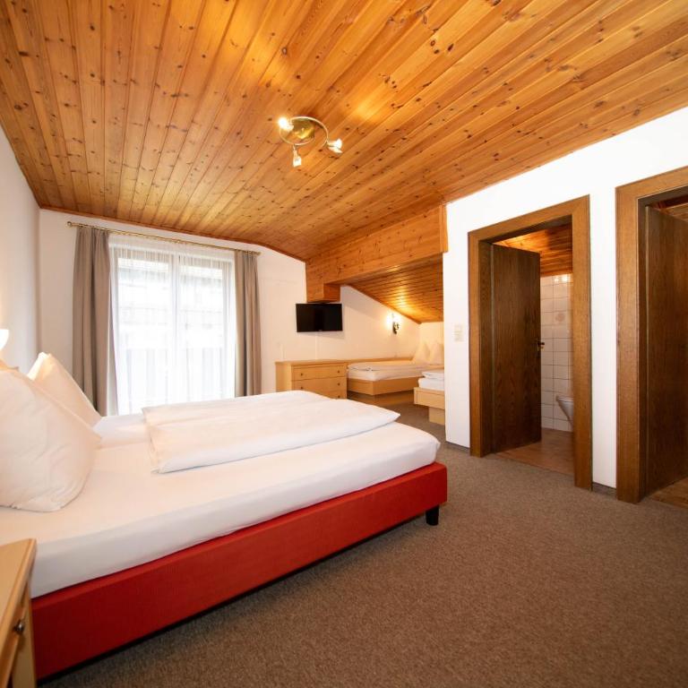 Pension Mozart - Vierbettzimmer mit Balkon - 8