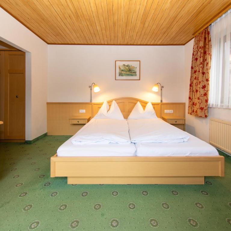 Pension Mozart - Doppelzimmer mit Balkon - 4