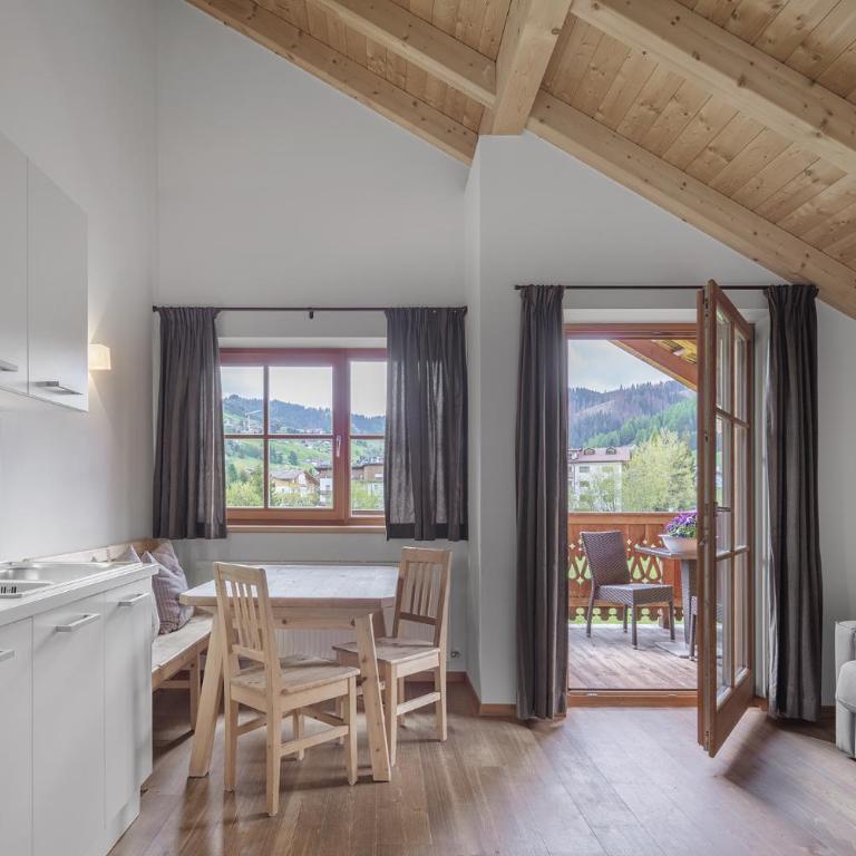 Chalet Ciasa Tino & Sara - BelaVal Apartments - Apartment mit Blick auf die Berge - 13