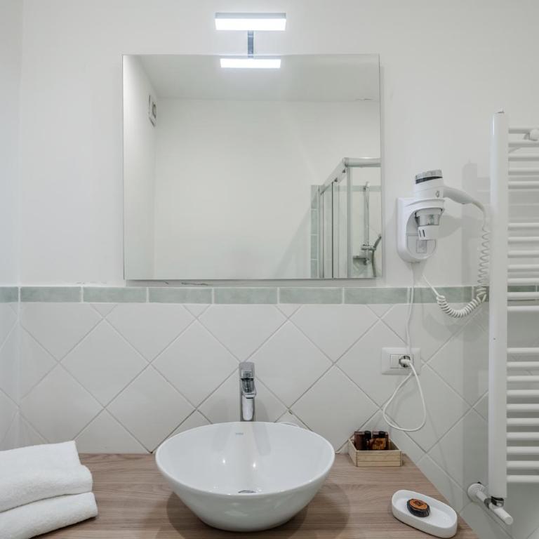 Residenza Scarlatti Napoli - Camera Matrimoniale/Doppia con Letti Singoli con Bagno Privato Esterno - 11
