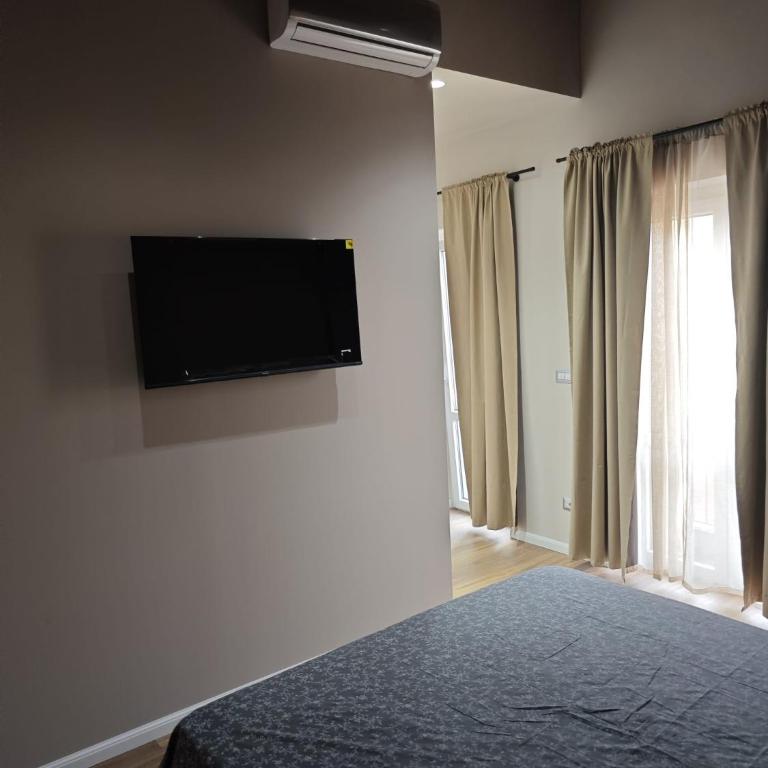 Celeste Home Center - Standard King Room - 8