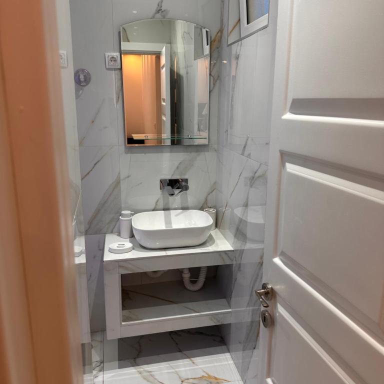 Sara Apartmani - Deluks Dvokrevetna Soba sa Bračnim Krevetom - 3