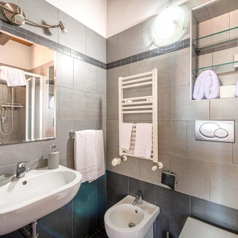 BB Il Re Alla Reginella Guest House - Double Room with Private Bathroom - 9
