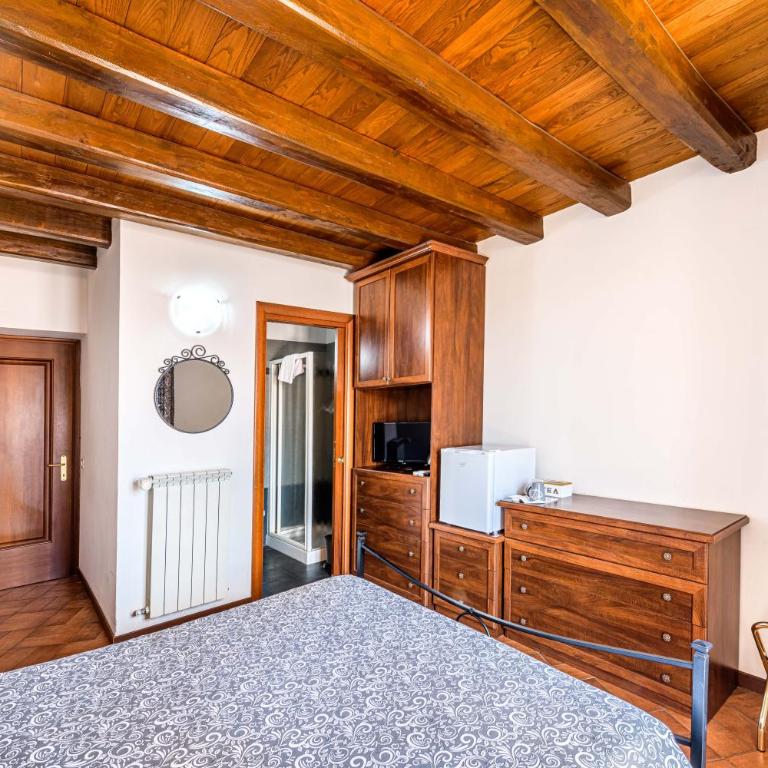 BB Il Re Alla Reginella Guest House - Double Room with Private Bathroom - 8