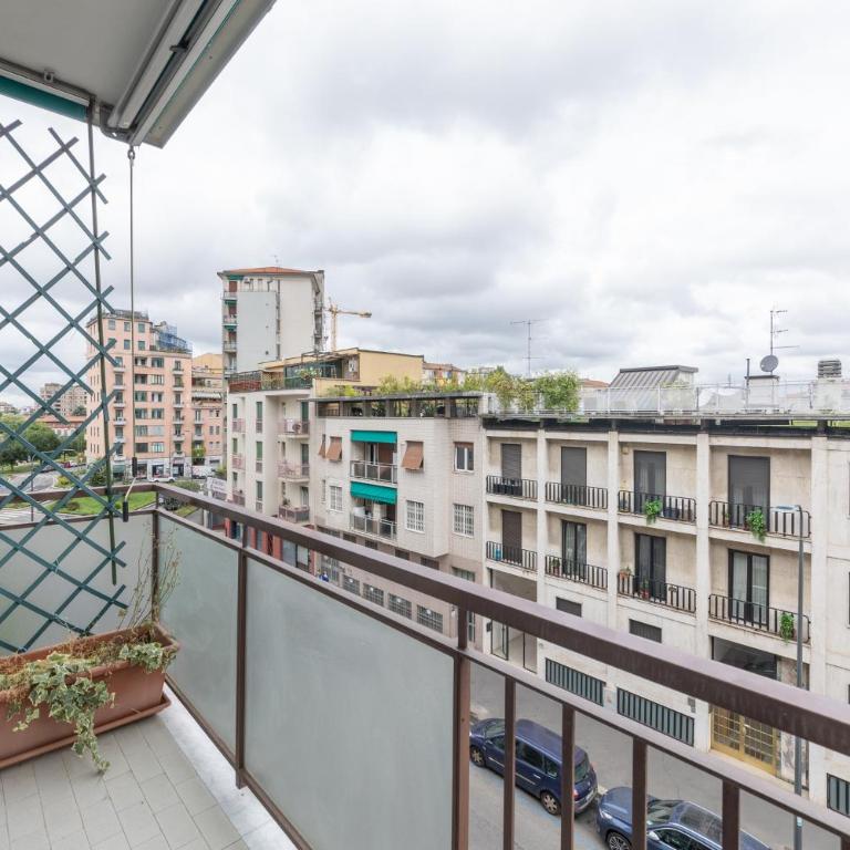 CHEZROMYK 2 the Kosher B&B - Triple Room with City View - 8