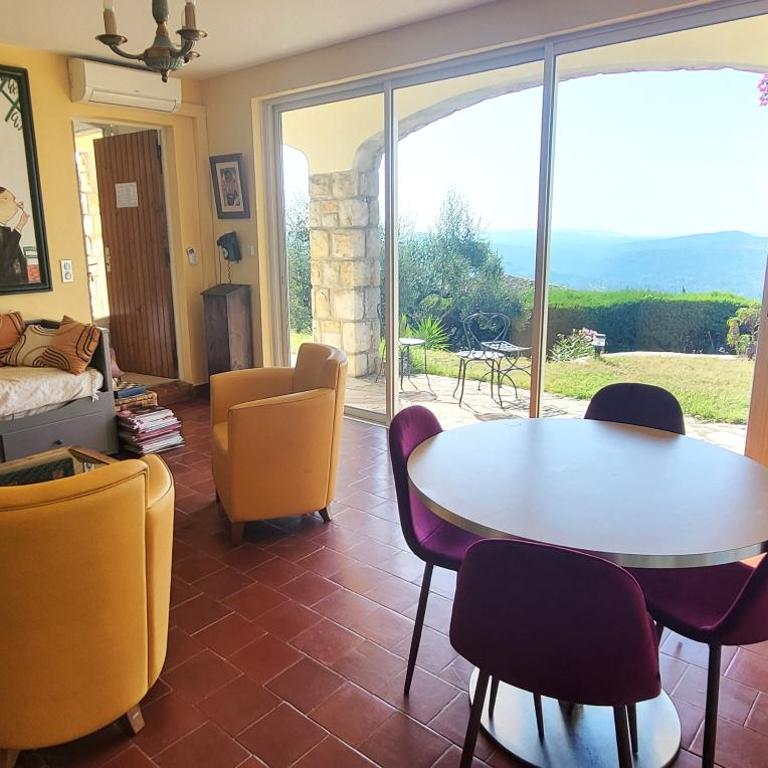 "La Colombe sous les Oliviers" Gîte jusqu'à 4 personnes - 75m2 - Sur Boooking - Rez de jardin Piscine Vue mer et lac - Casa Vacanze - 17