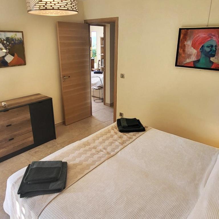 "La Colombe sous les Oliviers" Gîte jusqu'à 4 personnes - 75m2 - Sur Boooking - Rez de jardin Piscine Vue mer et lac - Casa Vacanze - 31
