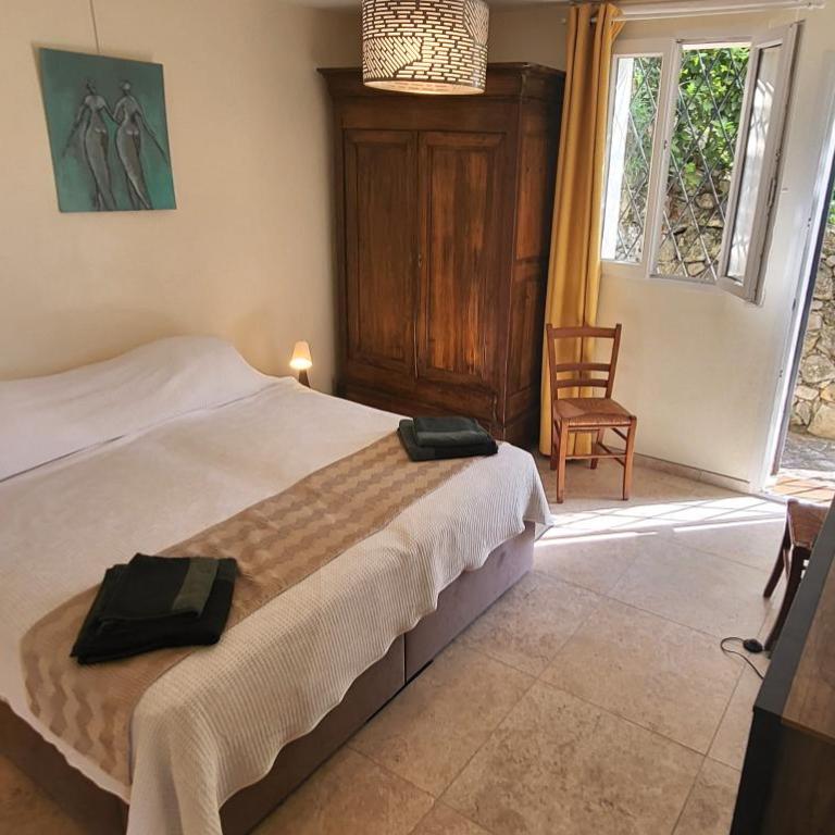 "La Colombe sous les Oliviers" Gîte jusqu'à 4 personnes - 75m2 - Sur Boooking - Rez de jardin Piscine Vue mer et lac - Casa Vacanze - 10