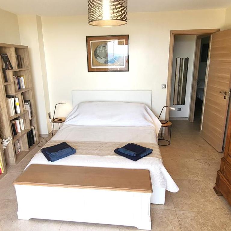 "La Colombe sous les Oliviers" Gîte jusqu'à 4 personnes - 75m2 - Sur Boooking - Rez de jardin Piscine Vue mer et lac - Casa Vacanze - 25