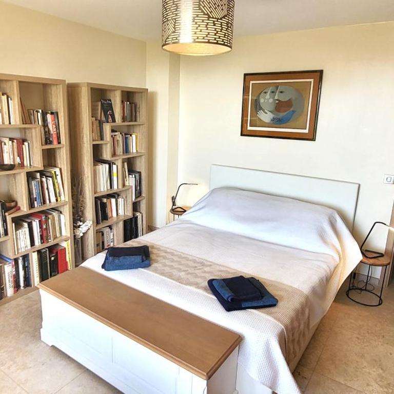 "La Colombe sous les Oliviers" Gîte jusqu'à 4 personnes - 75m2 - Sur Boooking - Rez de jardin Piscine Vue mer et lac - Casa Vacanze - 27