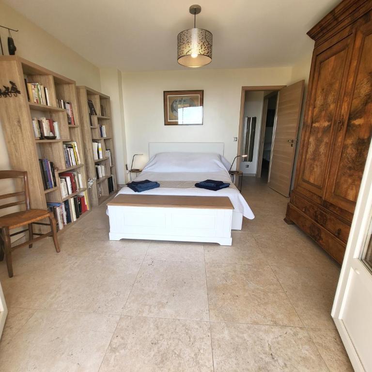"La Colombe sous les Oliviers" Gîte jusqu'à 4 personnes - 75m2 - Sur Boooking - Rez de jardin Piscine Vue mer et lac - Casa Vacanze - 6