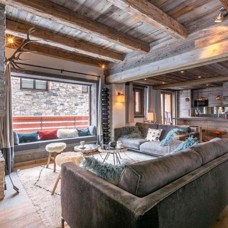 Appartement-chalet de standing avec cheminée et hammam, idéalement situé sur le front de neige de Val d'Isère - FR-1-694-9 - Appartement - 1