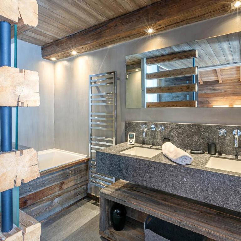 Appartement-chalet de standing avec cheminée et hammam, idéalement situé sur le front de neige de Val d'Isère - FR-1-694-9 - Appartement - 17