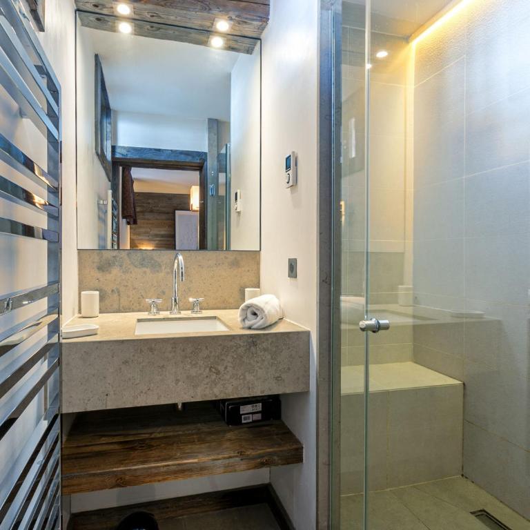 Appartement-chalet de standing avec cheminée et hammam, idéalement situé sur le front de neige de Val d'Isère - FR-1-694-9 - Appartement - 18