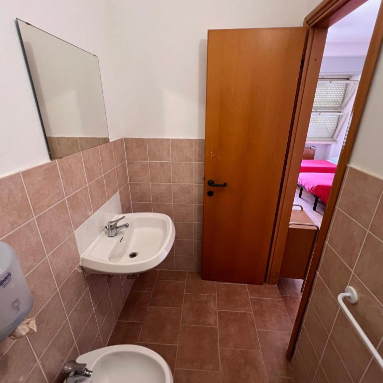Ostello Paradiso EuroCamp - Camera Doppia con Letti Singoli con Bagno Privato - 3