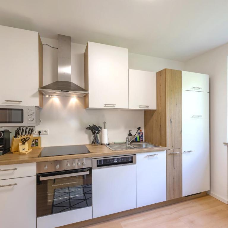 SweetHome - Küche, Stellplatz, WLAN, Nähe S-Bahn - Appartamento con 3 Camere da Letto - 4