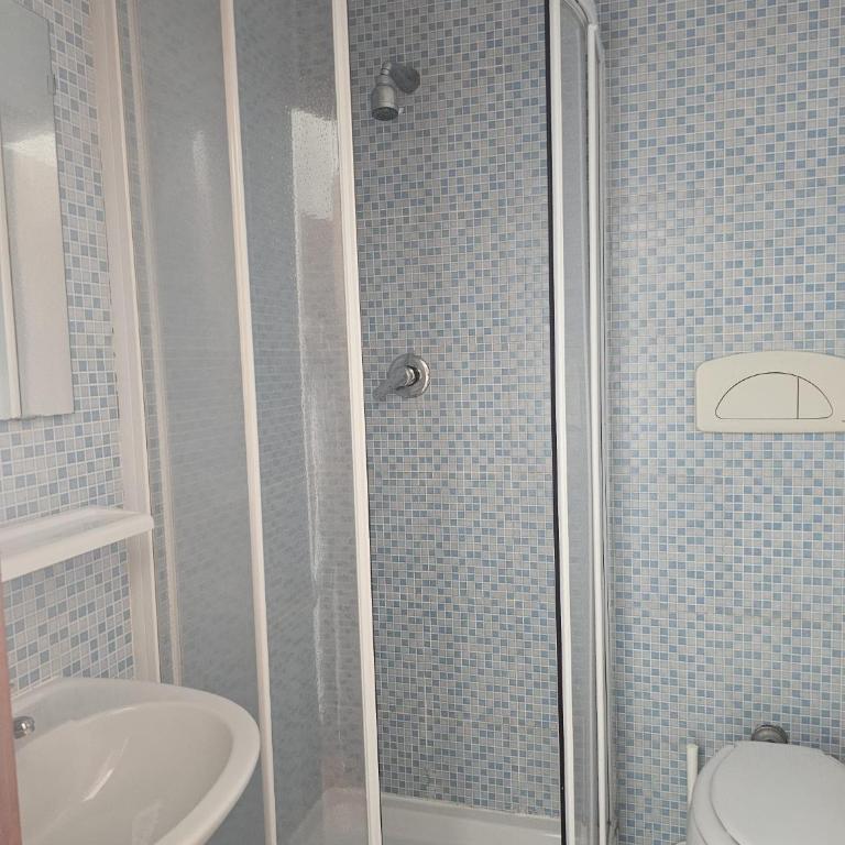 Aris Square Rome - Camera Matrimoniale con Bagno Privato - 12