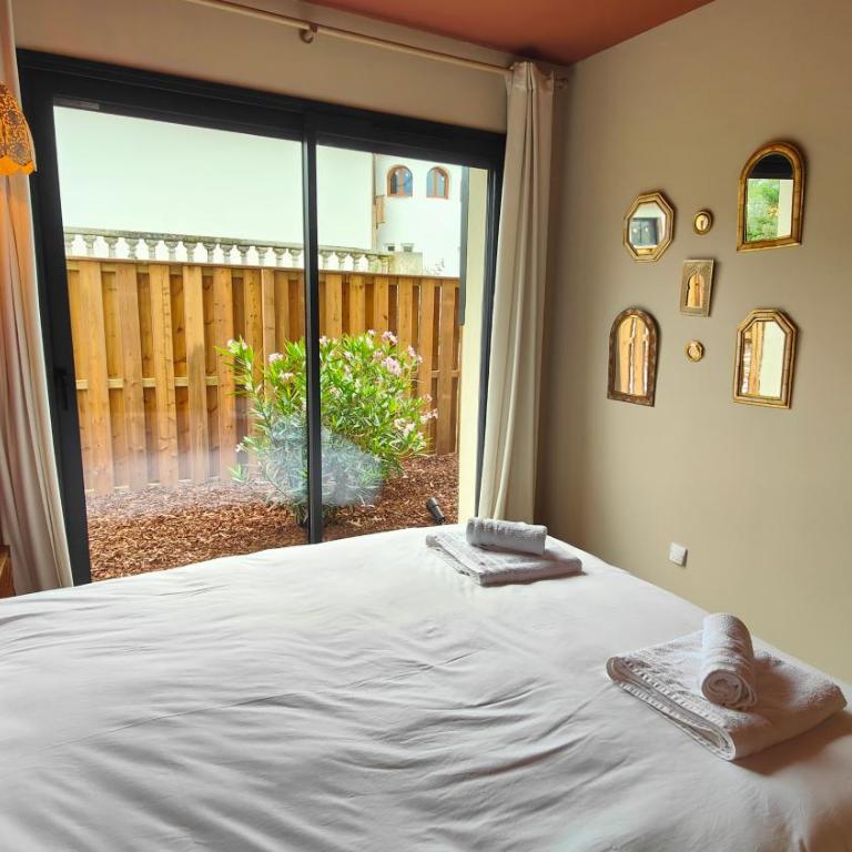 Appartement Jasmin Jacuzzi Piscine - Two-Bedroom Apartment - 13