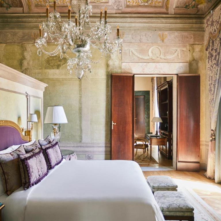 Four Seasons Hotel Firenze - Frescoed Executive Suite with King Bed - 4