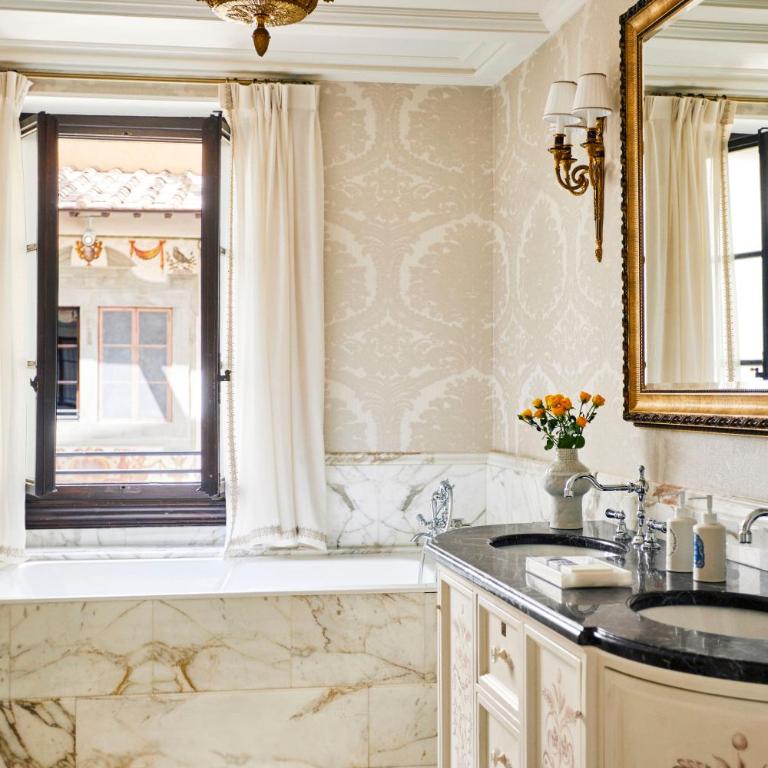 Four Seasons Hotel Firenze - Frescoed Executive Suite with King Bed - 1