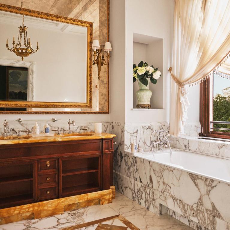 Four Seasons Hotel Firenze - Duomo View Executive Suite with King Bed - 2