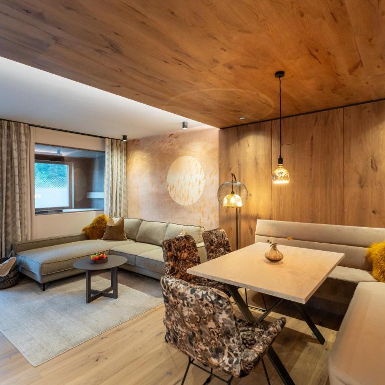 PRIVATE HOMES Alpin Spa Apartments - Three-Bedroom Apartment with Balcony - 1