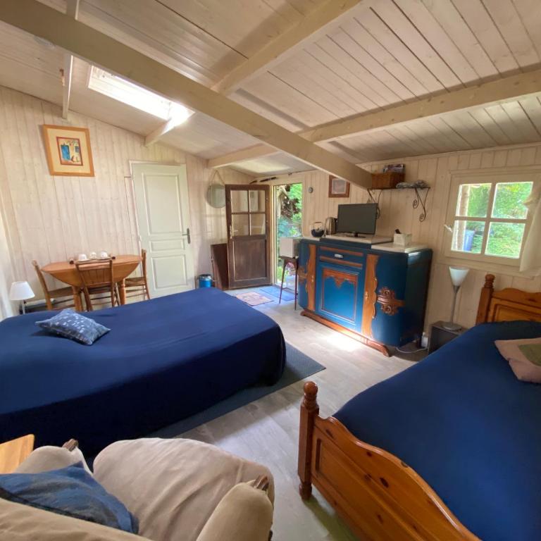 Chambre à la venelle - Chambre Triple avec Salle de Bains Privative - 1