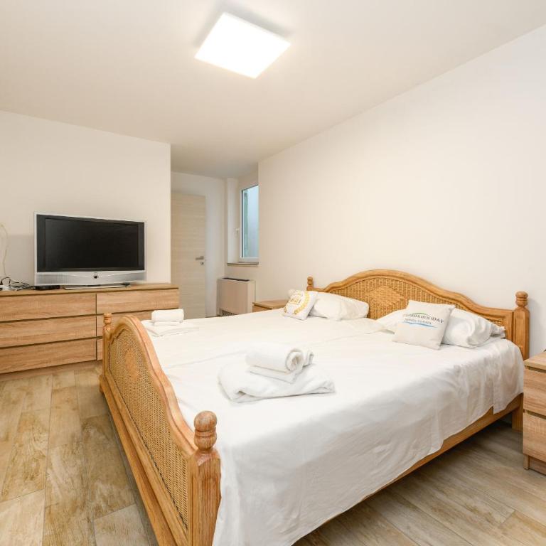 MGH Luxury - Villa Marlene - Three-Bedroom Chalet - 32