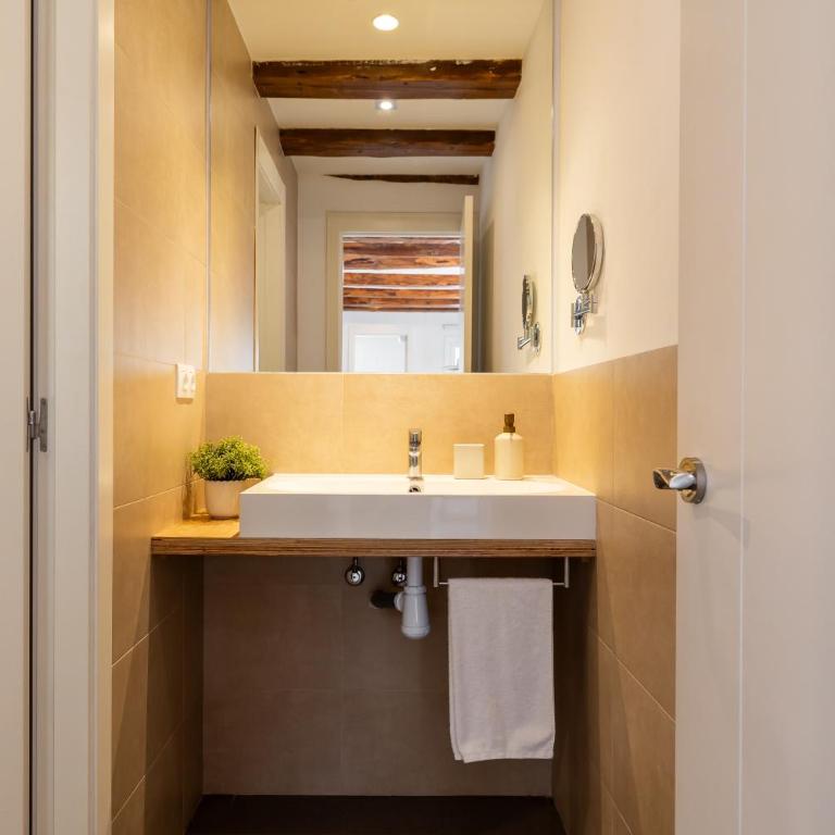 Decô Apartments Barcelona-Sants - Penthouse Apartment - 8