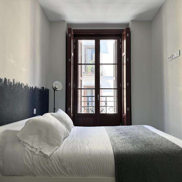 PlazaMayorSuites - Studio Apartment with Balcony VI - 1