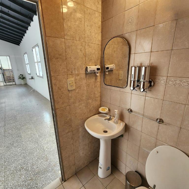 Casa centrica, cómoda y amplia - Two-Bedroom House - 17