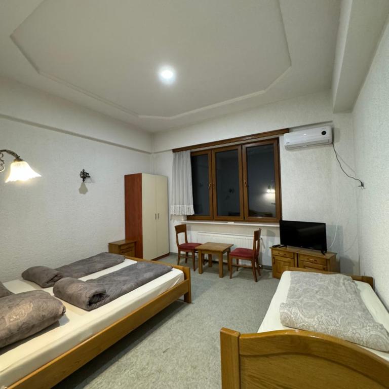 Hillside Rooms - Trokrevetna Soba s Pogledom na Vrt - 1