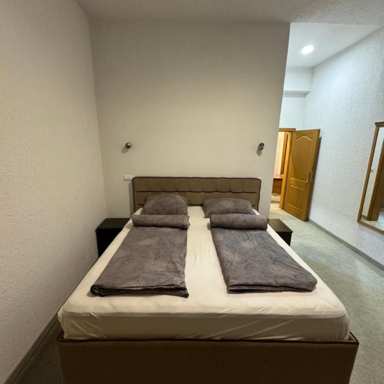 Hillside Rooms - Soba sa bračnim (queen-size) krevetom sa pogledom na baštu - 2