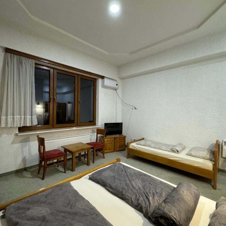 Hillside Rooms - Trokrevetna Soba s Pogledom na Vrt - 4