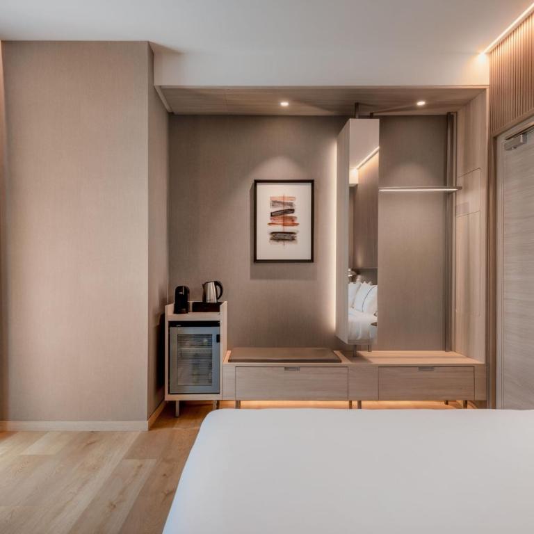 AC Hotel by Marriott Clodio Roma - Standard Room - 8