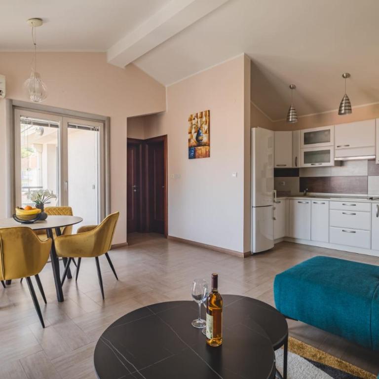 Lux Seaside Residence - One-Bedroom Apartment - 10