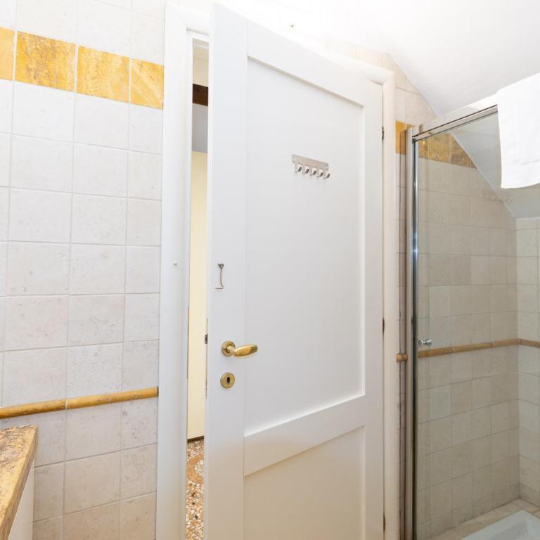 BolognaRoomscom - Frassinago Deluxe - Suite Queen con Vasca Idromassaggio - 6