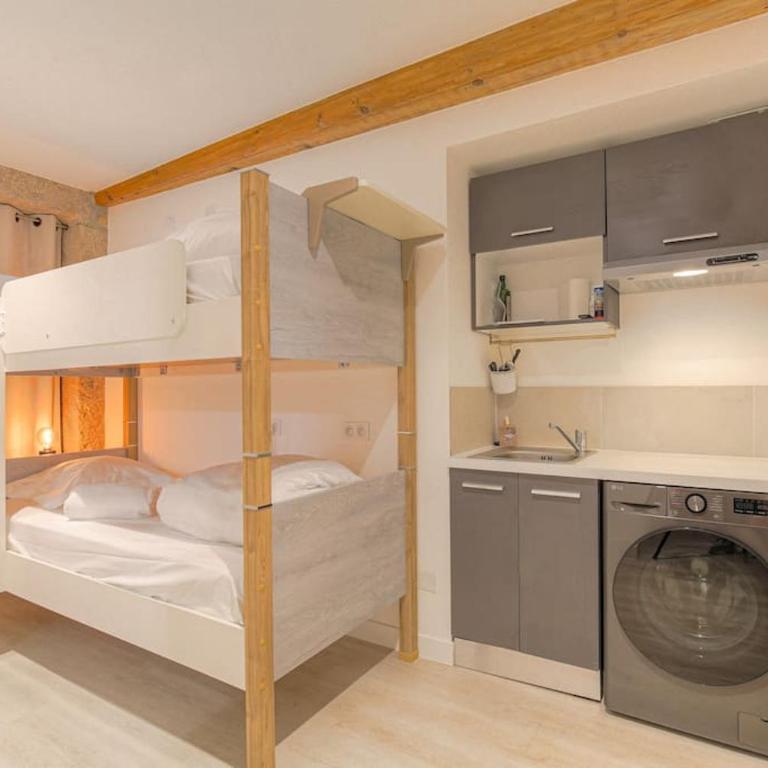 Spécial groupes Lyon - 10 personnes - Three-Bedroom Apartment - 26