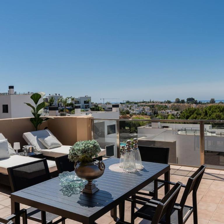 Seaview 2BR Penthouse with Terrace & Pool Access - Apartamento - 5