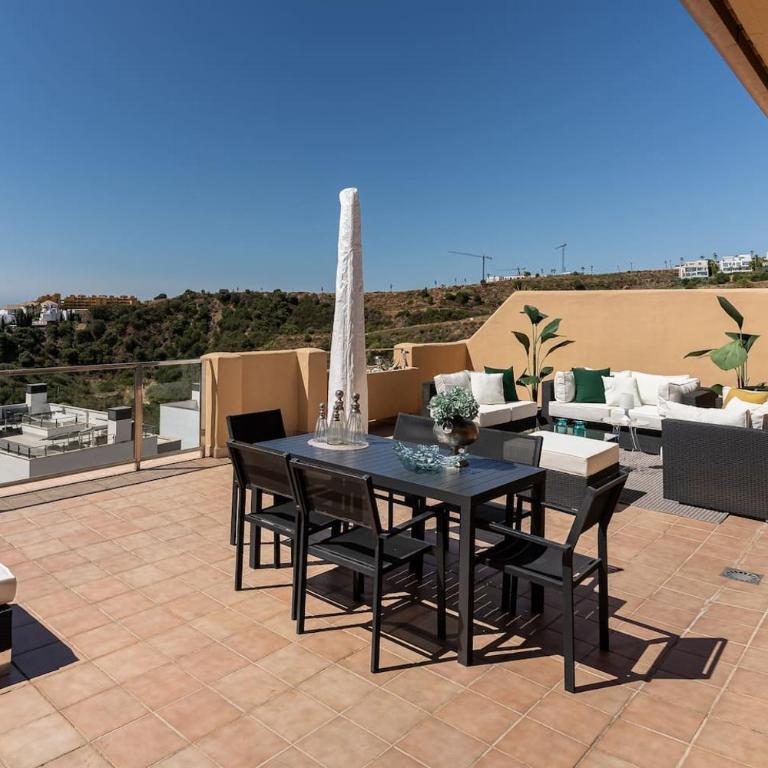 Seaview 2BR Penthouse with Terrace & Pool Access - Apartamento - 20