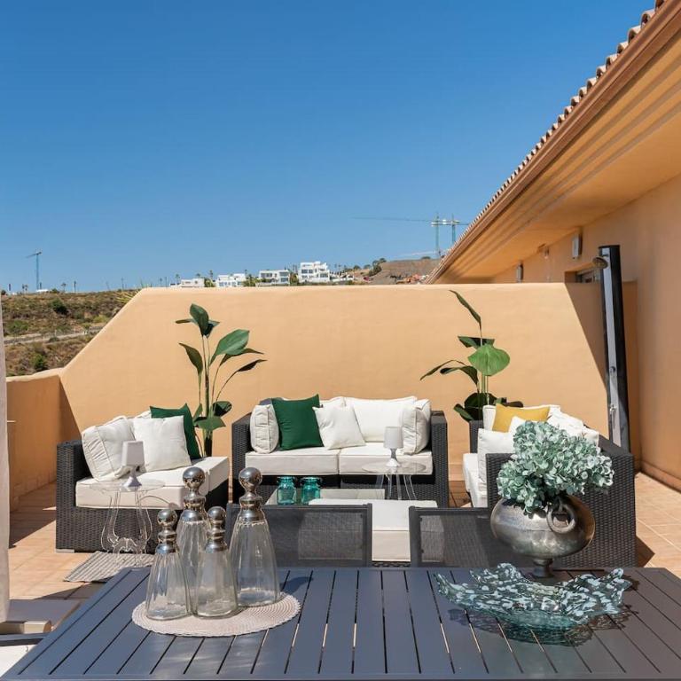 Seaview 2BR Penthouse with Terrace & Pool Access - Apartamento - 22