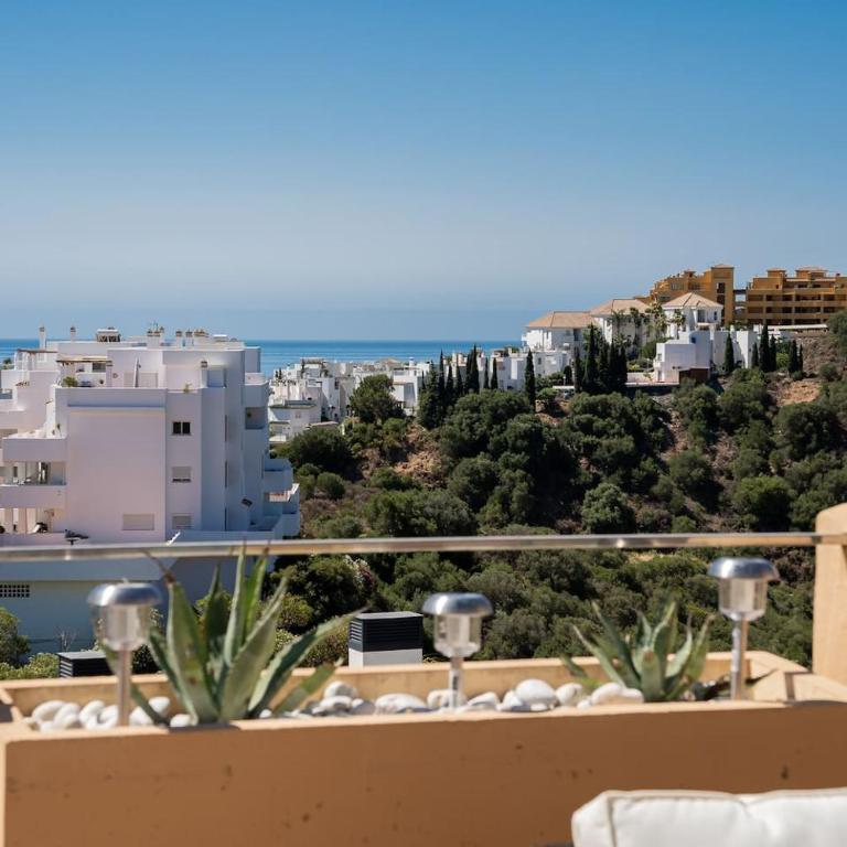 Seaview 2BR Penthouse with Terrace & Pool Access - Apartamento - 24