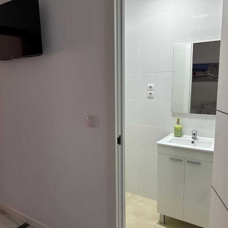 Hostal Arrate - Camera Doppia con Letti Singoli con Bagno Privato - 2