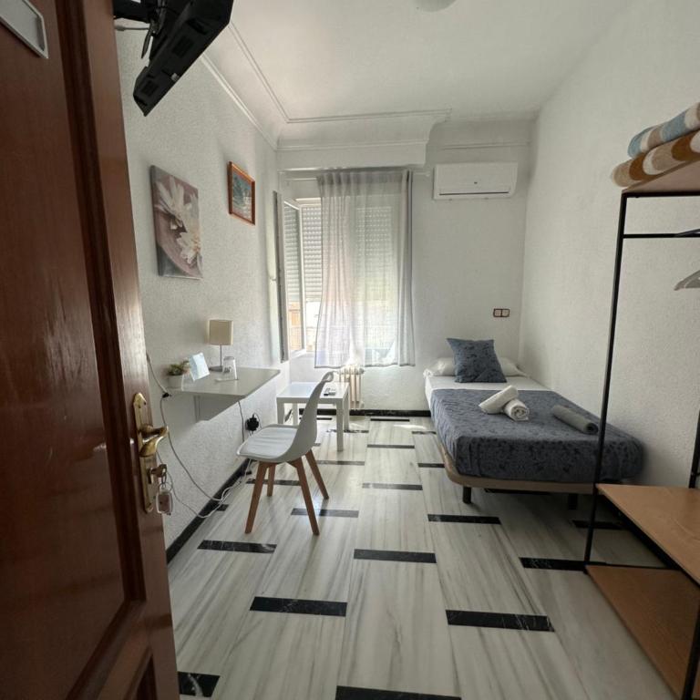 Hostal Arrate - Camera Singola con Bagno in Comune - 1